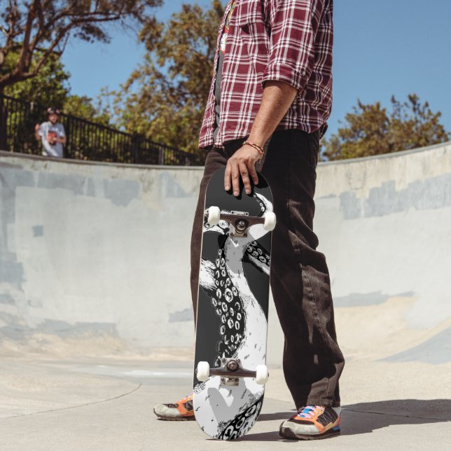 Krakenarme auf schwarzem Skateboard (Außenbereich2)