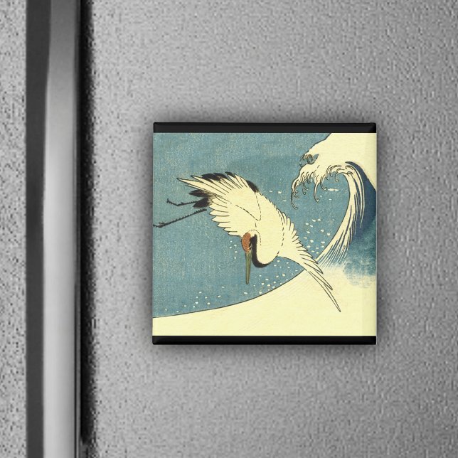 Krane im Wave Magnet (White crane bird flying over blue ocean wave black borders on magnet.)