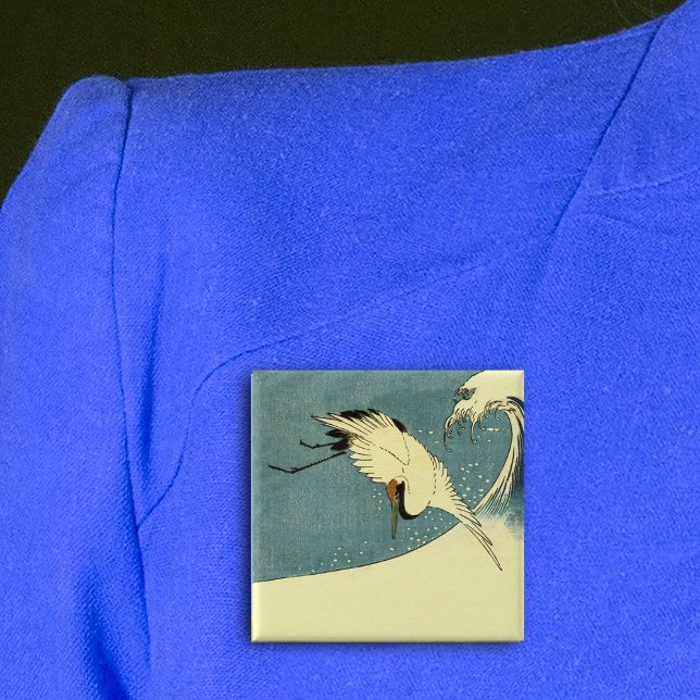 Krane in der Ozeanwelle Button (Black white crane bird flying over tall ocean wave on blue square pin back button.)