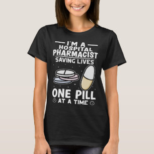 Krankenhausapotheker, der eine Pille bei einem Zim T-Shirt