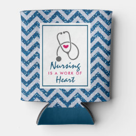 Krankenpflege ist ein Werk von Heart Sprichwort w/ Dosenkühler