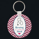 Krankenpflege ist ein Werk von Heart Sprichwort w/ Schlüsselanhänger<br><div class="desc">Ein Schlüsselanhänger mit einem Zickzack Imitat Glitzer Muster. Nicht der eigentliche Glitzer,  nur ein Bild. Obergeschichtet ist ein runder Rahmen und innen ist das Sprichwort: Krankenpflege ist ein Herz. Mit einem kleinen roten Herz und einem grauen Stethoskop.</div>