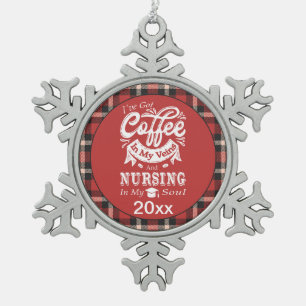 Krankenpflege-Studentenkaffee in meinen Venen rot  Schneeflocken Zinn-Ornament