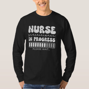 Krankenpfleger im Gange Bitte warten NP Nurs T-Shirt