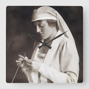 Krankenschwester aus dem Ersten Weltkrieg strickt  Quadratische Wanduhr