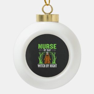 Krankenschwester bei Tag, Hexe bei Nacht Halloween Keramik Kugel-Ornament