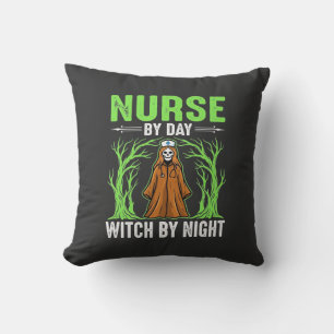 Krankenschwester bei Tag, Hexe bei Nacht Halloween Kissen