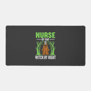 Krankenschwester bei Tag, Hexe bei Nacht Halloween Schreibtischunterlage