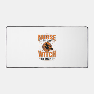 Krankenschwester bei Tag, Hexe bei Nacht Halloween Schreibtischunterlage