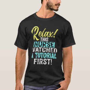 Krankenschwester beobachtete ein Tutorial Nurselif T-Shirt