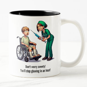 Krankenschwester bringt die große Nadel hervor Zweifarbige Tasse
