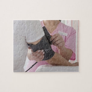 Krankenschwester, die Blutdruck des Patienten Puzzle