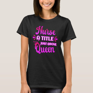 Krankenschwester Ein Titel Direkt Über Königin Süß T-Shirt