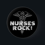 Krankenschwester-Felsen! Pinback Knopf für Button<br><div class="desc">Krankenschwester-Felsen Pinback Knopf mit Caduceussymbol. Personalizable Text und Hintergrundfarbe.</div>