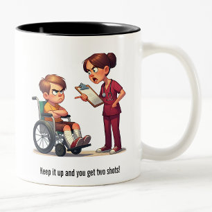 Krankenschwester gegen verunglückte Brat-Showdown Zweifarbige Tasse
