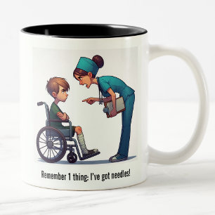 Krankenschwester gegen verunglückte Brat-Showdown Zweifarbige Tasse