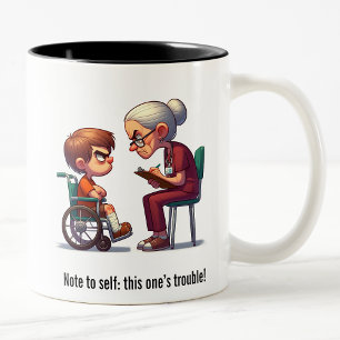 Krankenschwester gegen verunglückte Brat-Showdown Zweifarbige Tasse