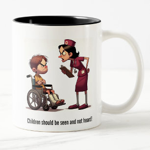 Krankenschwester gegen verunglückte Brat-Showdown Zweifarbige Tasse