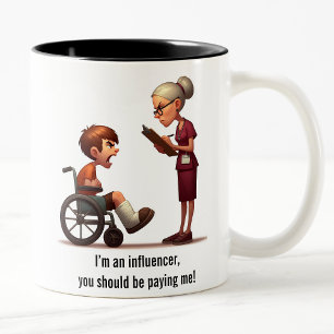 Krankenschwester gegen verunglückte Brat-Showdown Zweifarbige Tasse