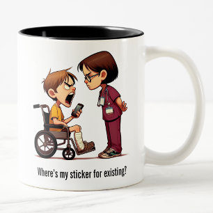 Krankenschwester gegen verunglückte Brat-Showdown Zweifarbige Tasse