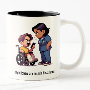 Krankenschwester gegen verunglückte Brat-Showdown Zweifarbige Tasse