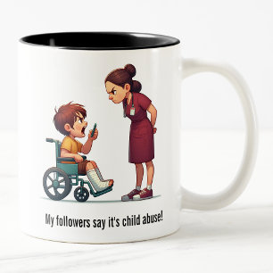 Krankenschwester gegen verunglückte Brat-Showdown Zweifarbige Tasse