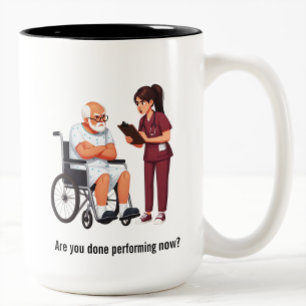 Krankenschwester hat es mit einem selbstgerechten zweifarbige tasse