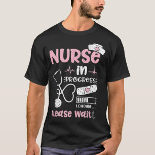 Krankenschwester im laufenden Laden warten Sie bit T-Shirt