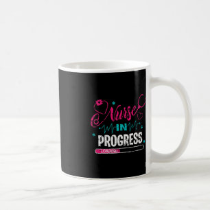 Krankenschwester in der laufenden Krankenpflegersc Kaffeetasse