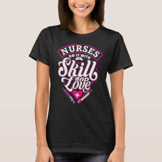 Krankenschwester Mach Es Mit Geschick Und Liebe Kr T-Shirt