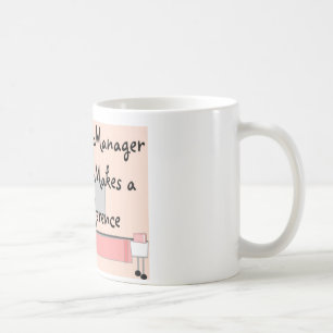 Krankenschwester-Manager, der ein Tasse