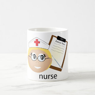 Krankenschwester mit medizinischem Klemmbrett und Kaffeetasse