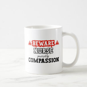 Krankenschwester mit Mitgefühl Krankenpflege und Kaffeetasse