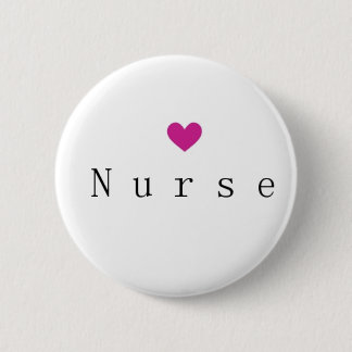 Krankenschwester mit rosa Herz Button