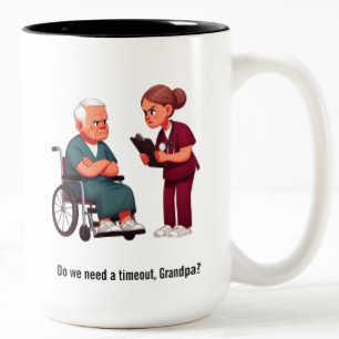 Krankenschwester Umgang mit selbstgerechteltem ält Zweifarbige Tasse