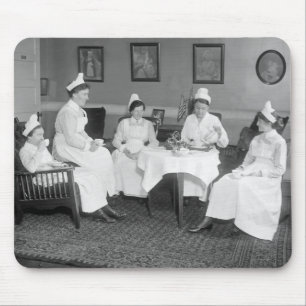 Krankenschwestern am Tee, frühe 1900s Mousepad
