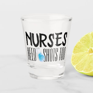 Krankenschwestern brauchen Aufnahmen zu Spritze Sp Schnapsglas