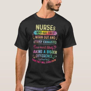 Krankenschwestern, die müde und völlig erschöpft s T-Shirt