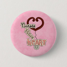 Krankenschwestern haben einen Herzknopf Button