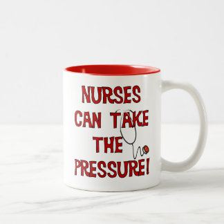 Krankenschwestern können den Druck nehmen Zweifarbige Tasse