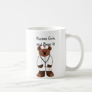Krankenschwestern lächeln und ertragen es kaffeetasse