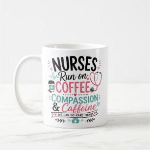 Krankenschwestern laufen mit Kaffee Mitgefühl und  Kaffeetasse