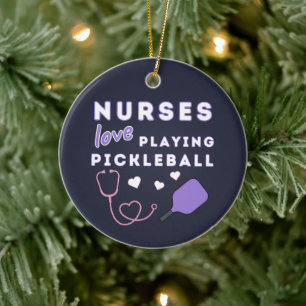 Krankenschwestern lieben es, Pickleball zu spielen Keramik Ornament