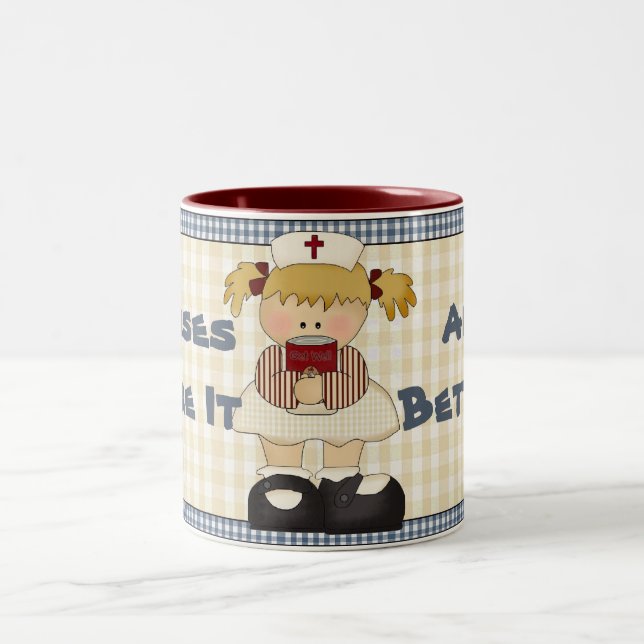 Krankenschwestern machen es zu einer besseren Tass Zweifarbige Tasse (Mittel)
