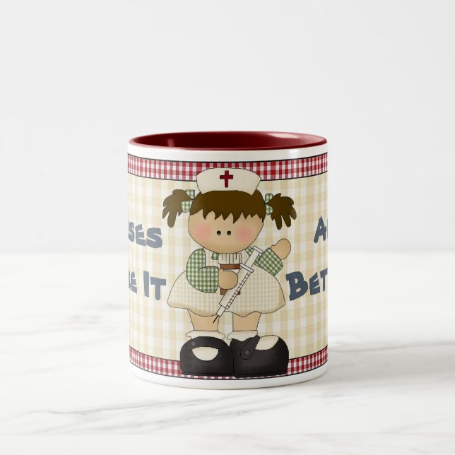 Krankenschwestern machen es zu einer besseren Tass Zweifarbige Tasse (Mittel)