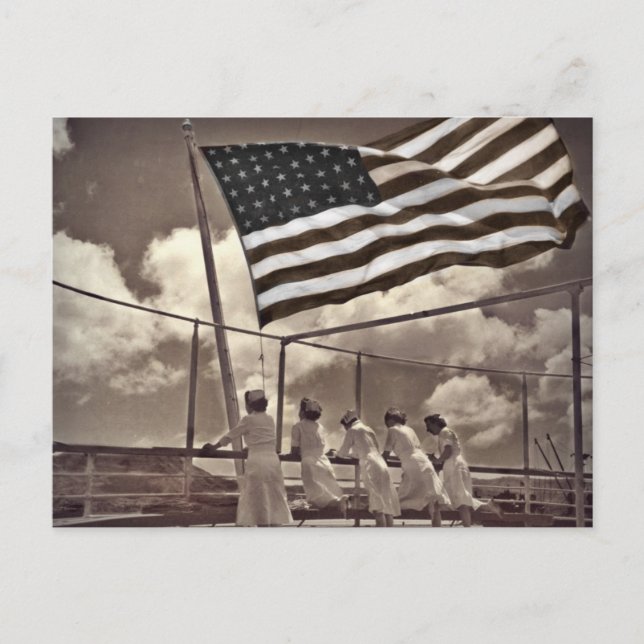 Krankenschwestern mit Blick auf eine Insel 1945 Postkarte (Vorderseite)