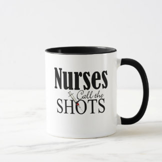 Krankenschwestern nennen die Shots Tasse