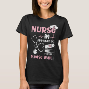 Krankenversicherung im laufenden Laden bitte warte T-Shirt