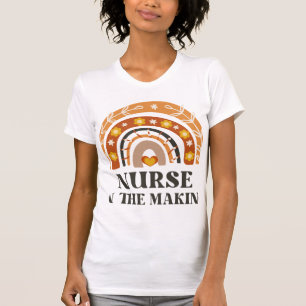 Krankenversorgung im Vintagen Regenbogen T-Shirt