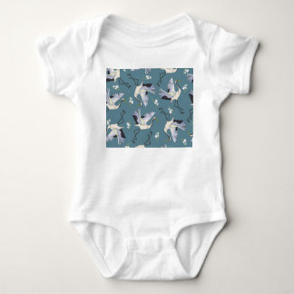 Kranmuster, Illustration Flying Bird. Baby Strampler